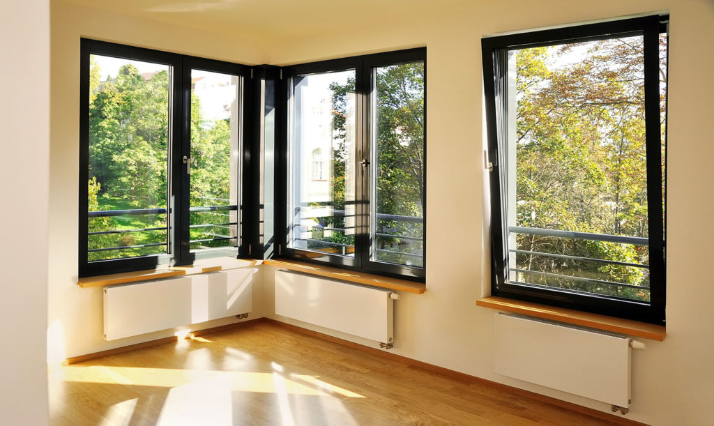 Een afbeelding van ramen in een woning, die uitkijken op zonlicht.
