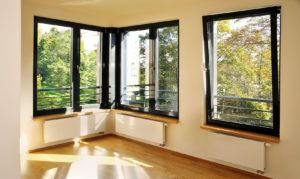 Een afbeelding van ramen in een woning, die uitkijken op zonlicht.